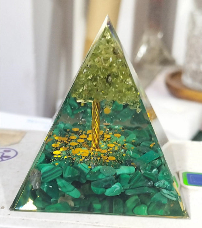 USA Local Pyramid Decoration Natural Crystal Gravel Energy Tower