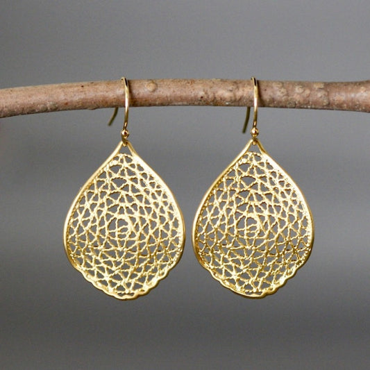 Creative Retro Leaf Hollow Pendant Earrings Drop-shaped
