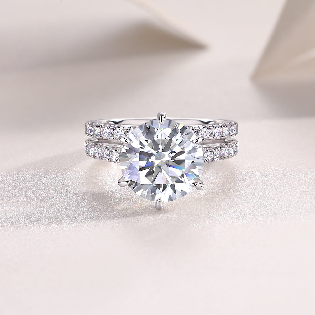 Arrange Large Diamond Rings Luxuriously And Fashionably Set With Moissanite Silver Rings