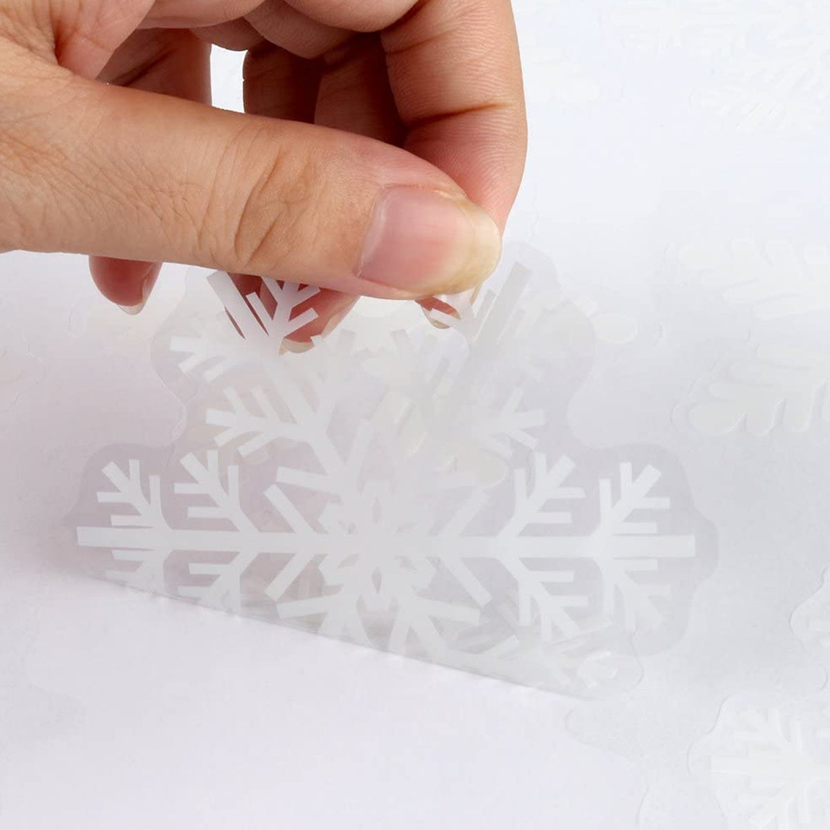 US Local 5 Sheets 135 Pcs Christmas White Snowflakes Window Clings 3 Designs Snowflake Static Stickers Winter Snow Flakes Clings For Christmas New Year Home Office Winter Holiday Party Decal