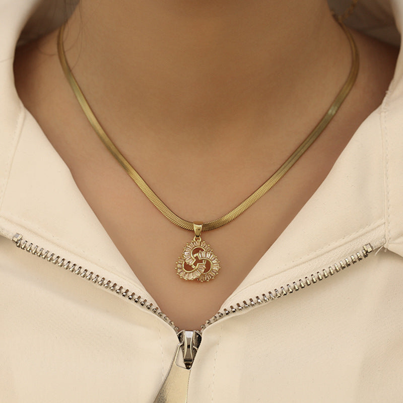 Snake Bones Chain Ginkgo Leaf Pendant Temperament Entry Lux Necklace