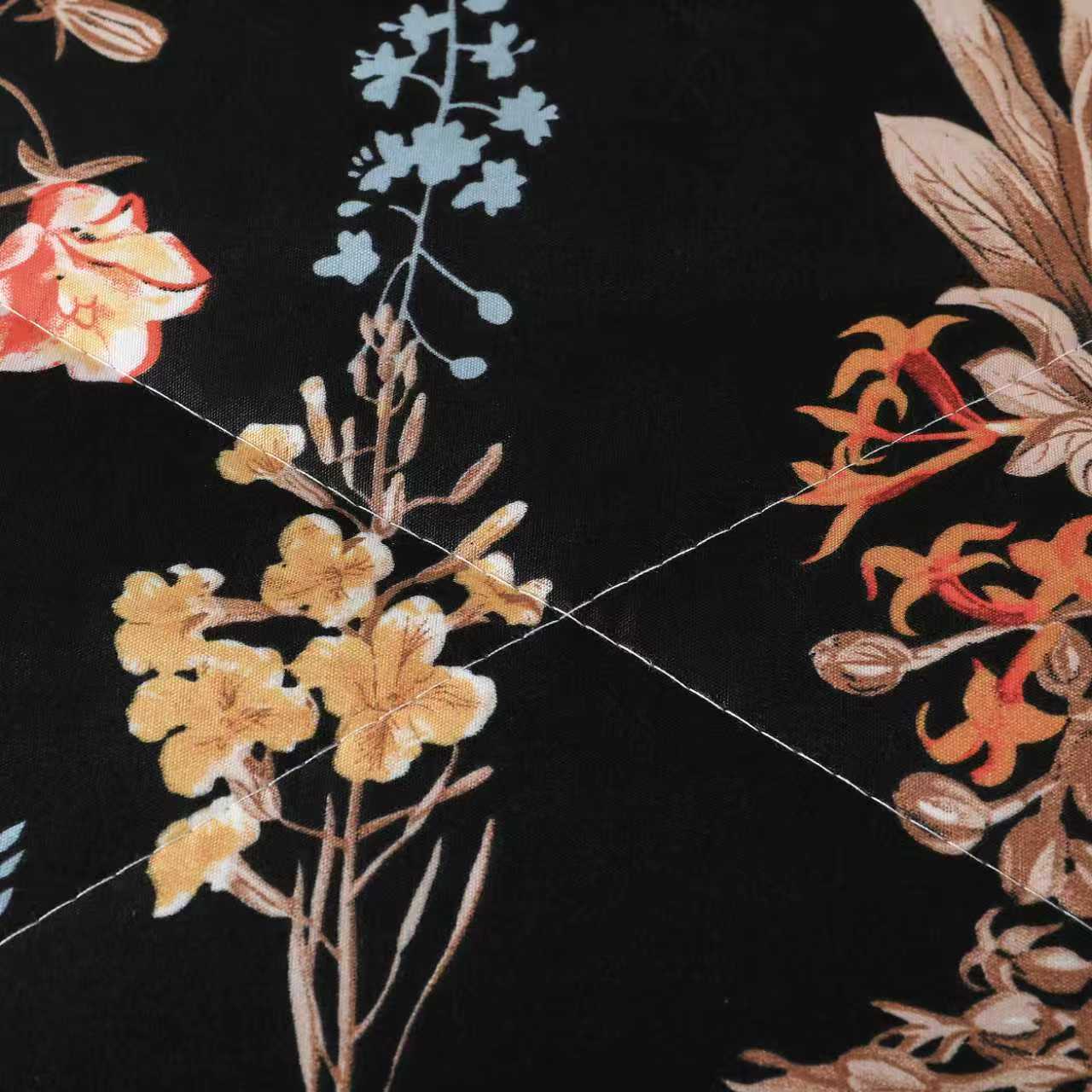 US Local HeiSeFanHua Comforter